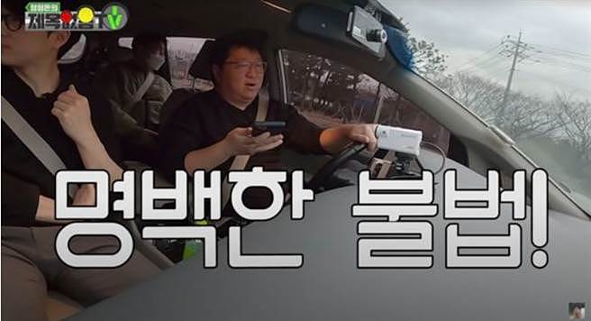 鄭亨敦在YouTube影片中邊開車邊使用手機，違法行徑惹議。(圖/ 摘自鄭亨敦YouTube頻道)
