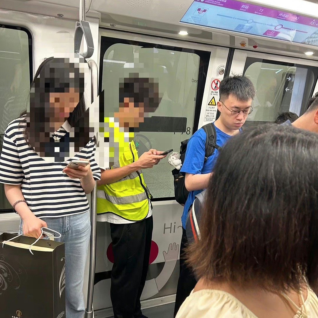他还是那么爱?网友在地铁上偶遇Xiaohu,并称其背着RNG的双肩包 - 1