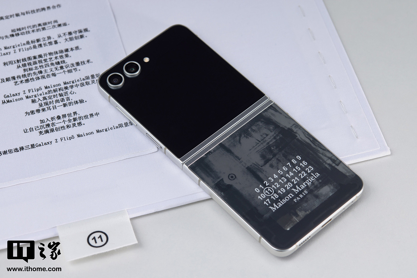 【IT之家开箱】数字艺术先锋：三星 Galaxy Z Flip5 Maison Margiela 限量版手机图赏 - 7