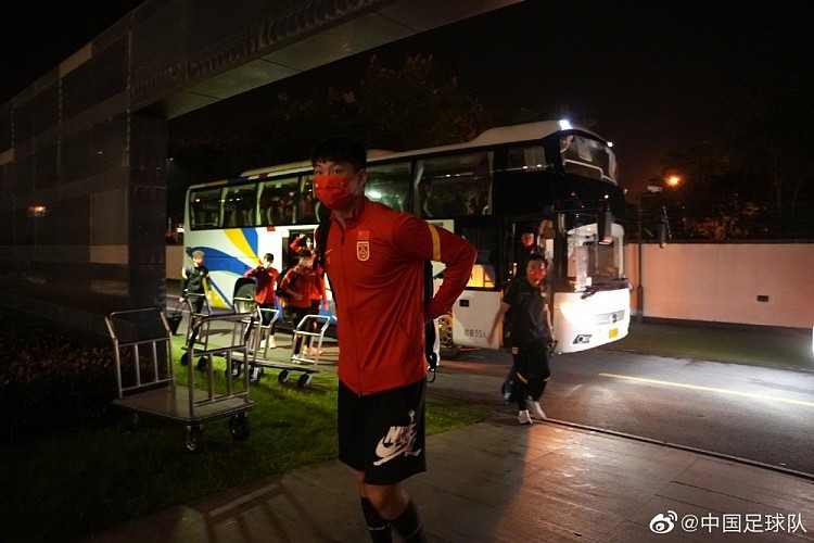 中国国家男子足球队全体抵达苏州驻地酒店，开始集中隔离 - 2