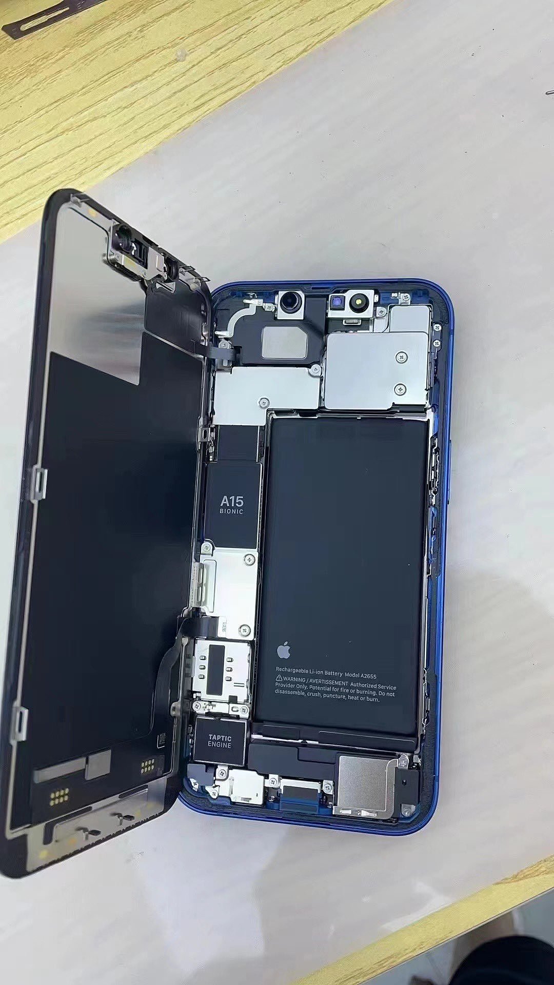 iPhone 13拆机照首度亮相 改进TrueDepth系统、Taptic引擎和更大的电池 - 2
