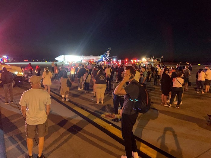阿拉斯加航空公司在一部三星手机爆燃后紧急疏散飞机上的乘客 - 4