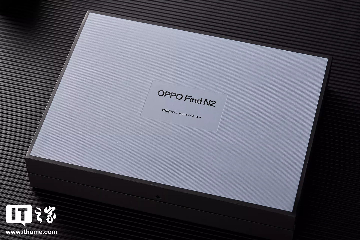 【IT之家开箱】OPPO Find N2 素黑图赏：比直板机还轻的横向大折叠手机 - 18