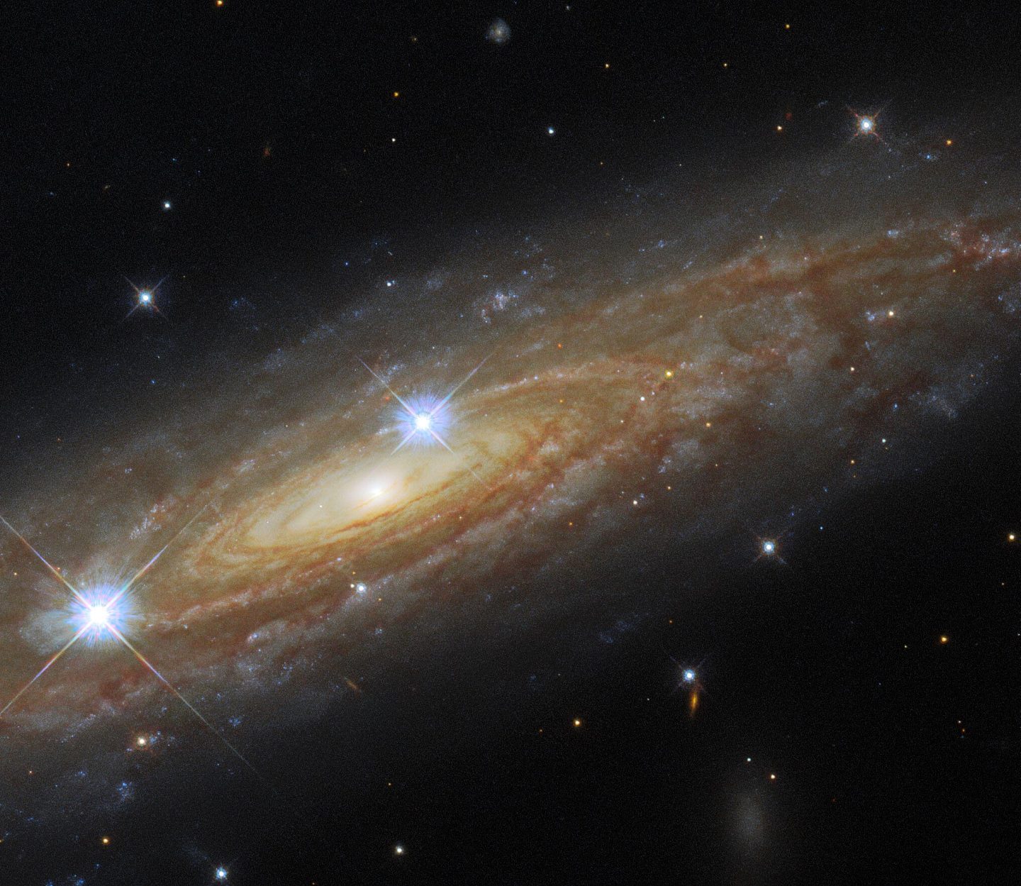 哈勃太空望远镜捕捉到2.3亿光年外的螺旋星系 银河系恒星同框 - 1