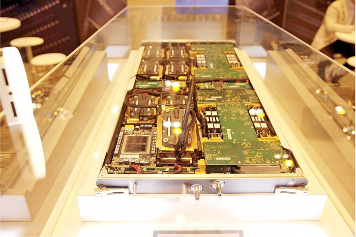 AMD 6nm MI250X加速卡被扒开：1个节点1小时5度电 - 5