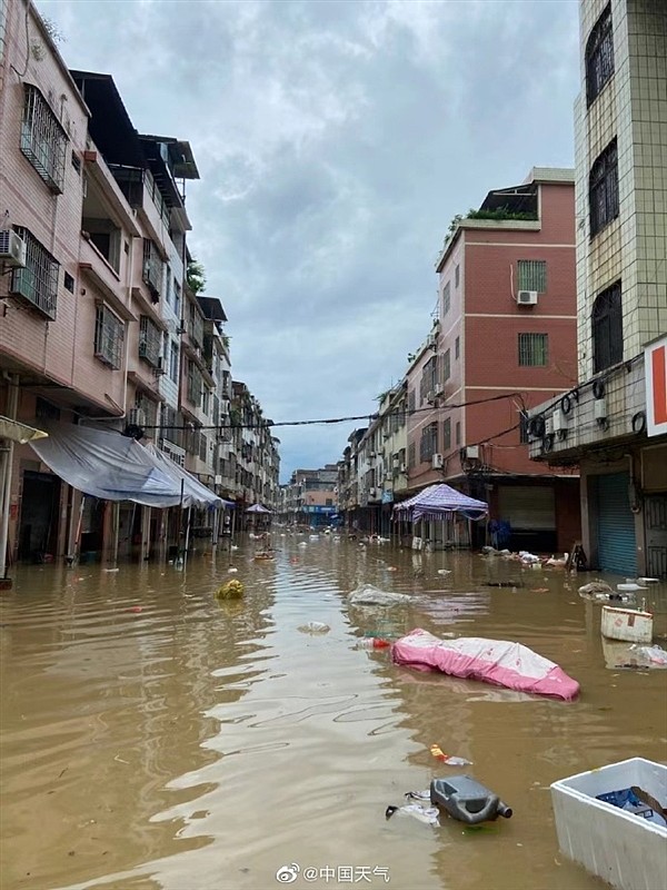 航拍广东英德洪水浸城：超警戒水位8.57米历史实测最高 - 5