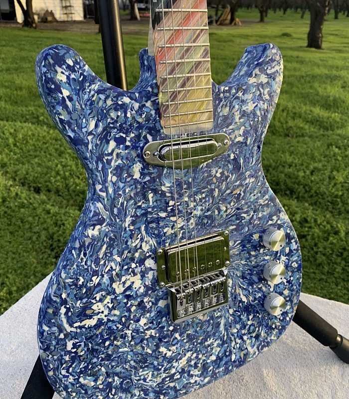 一位艺术家用回收海洋塑料制作令人惊叹的吉他 - 2