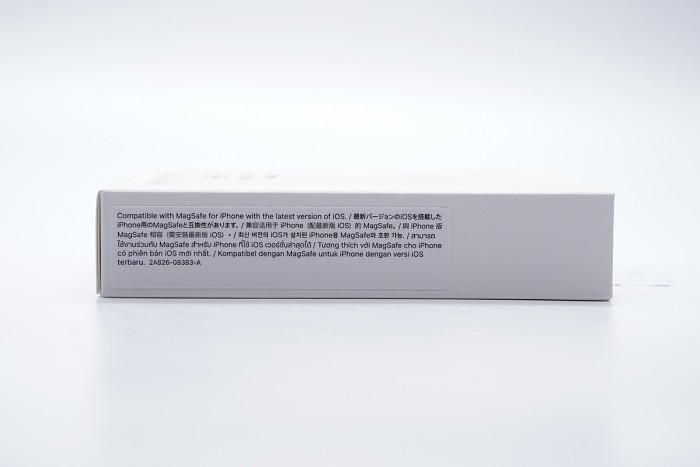 苹果官方首款MagSafe磁吸无线充电宝评测 - 4