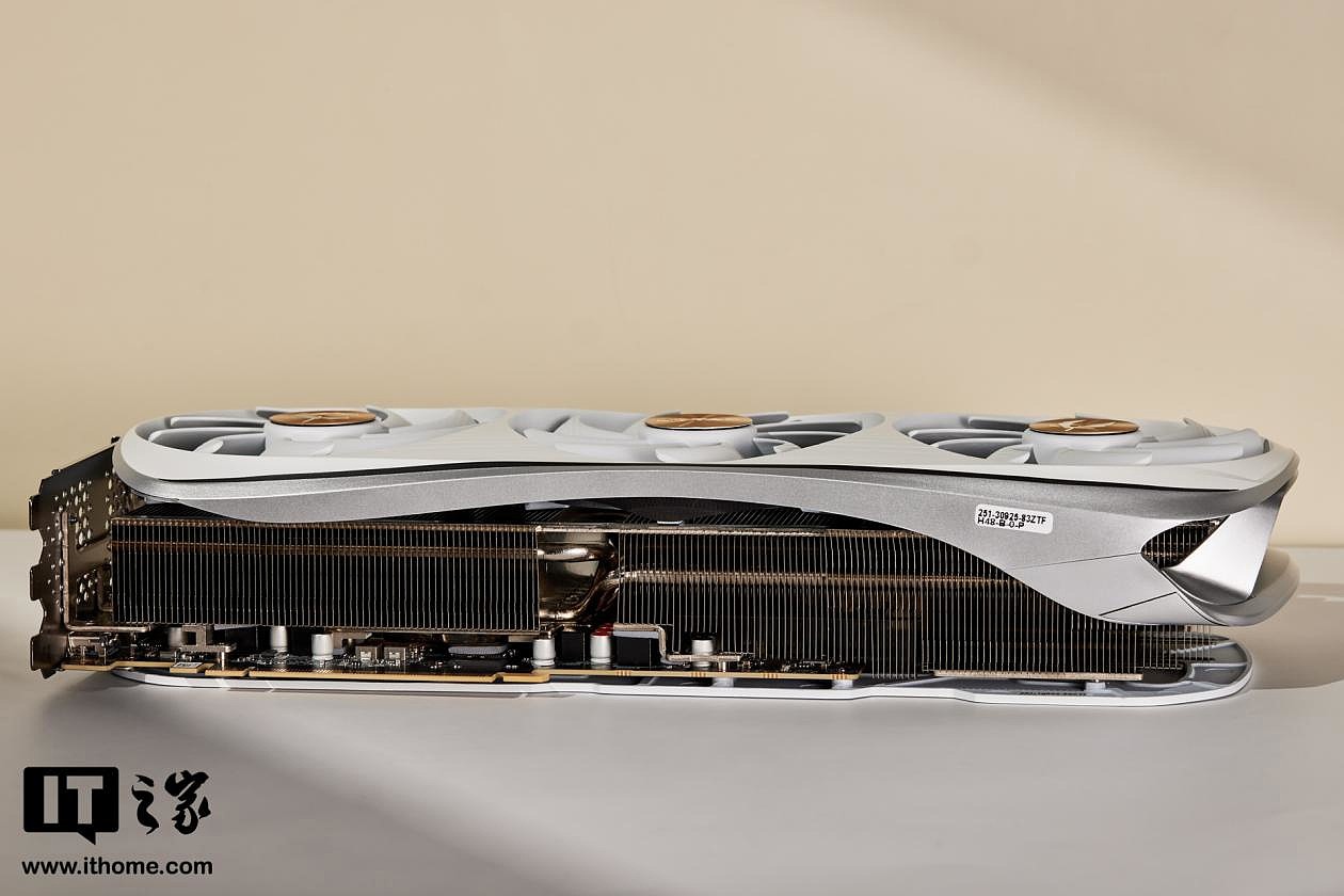 【IT之家开箱】索泰 GeForce RTX 4090 AMP EXTREME AIRO 月白显卡图赏：全新白金配色，侧透机箱绝配 - 11
