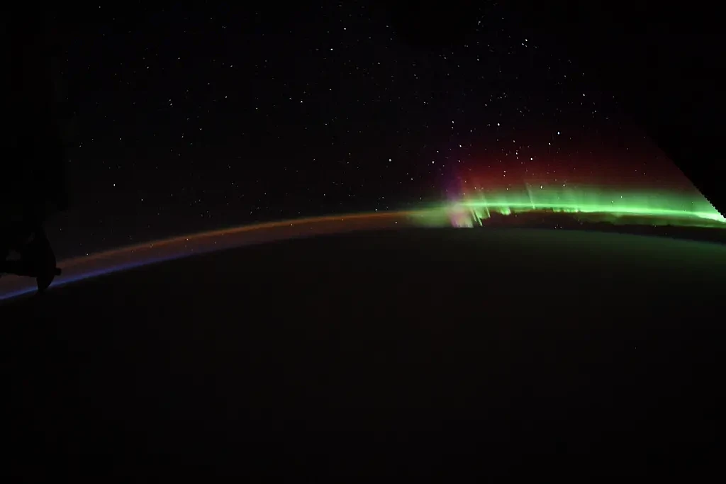 [图]宇航员捕捉到由太阳风暴引起的壮观极光 - 3
