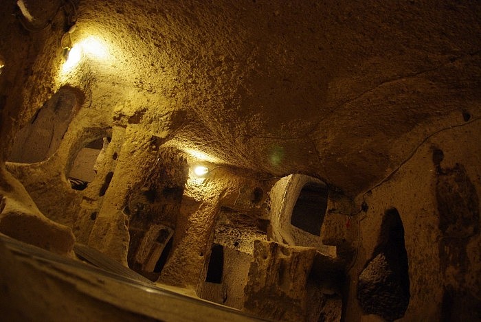 1600px-A_large_chamber_in_the_underground_city_carved_out_of_volcanic_rock_in_the_Cappadocia.(1).jpg