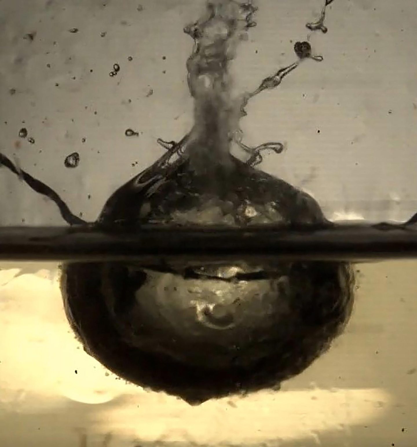 水滴碰到热油时发出的咝咝声可以揭示气穴的复杂物理现象 - 2