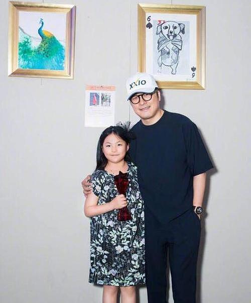 王诗龄画作法国卢浮宫参展，现场人山人海，李湘为女儿拍照超自豪 - 11