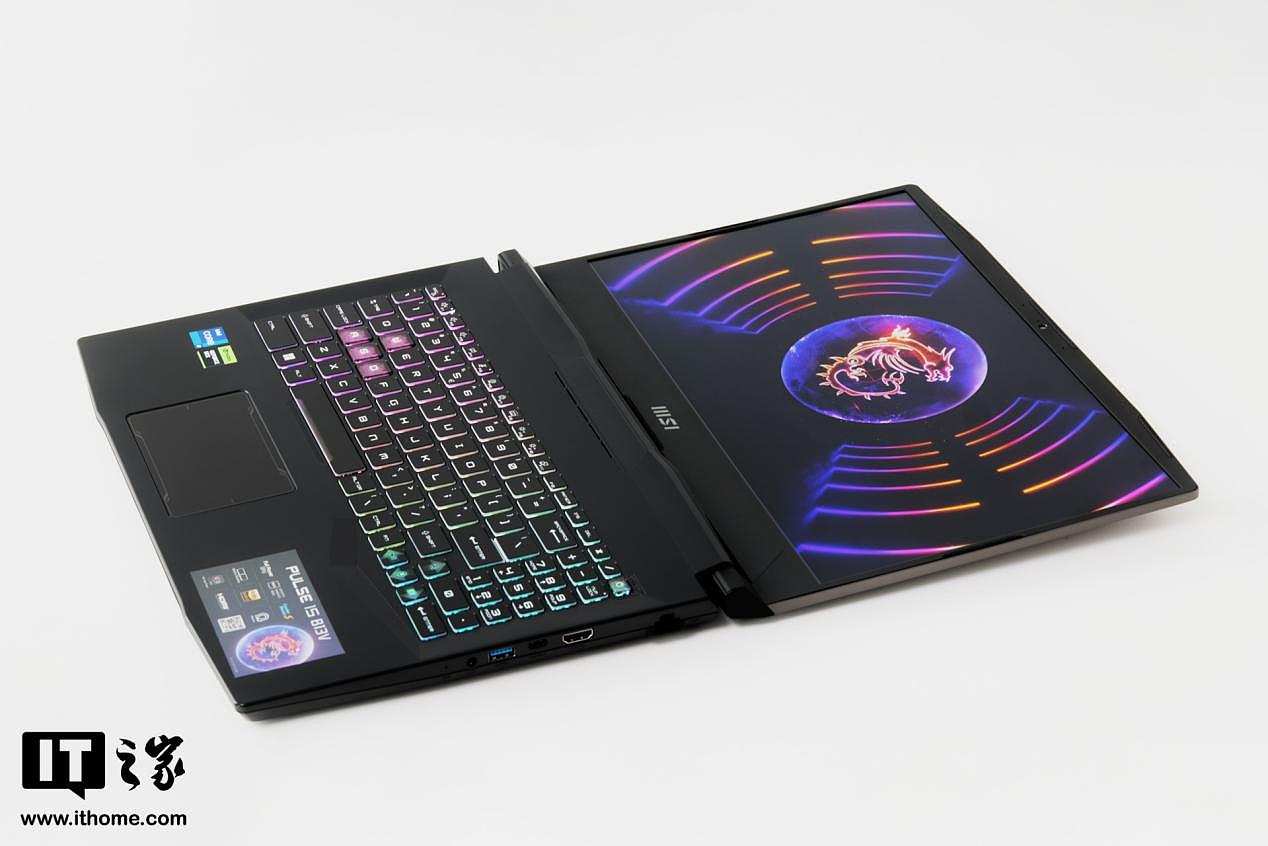 【IT之家开箱】微星魔影 15 游戏本图赏：四分区 RGB 炫酷键盘，释放强劲电竞能量 - 5