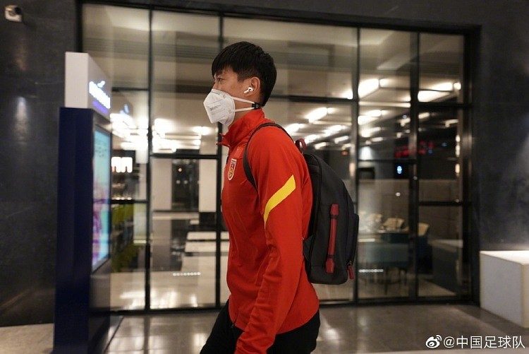 中国足球队：全队顺利抵达沙迦驻地酒店，正隔离等待核酸检测结果 - 1