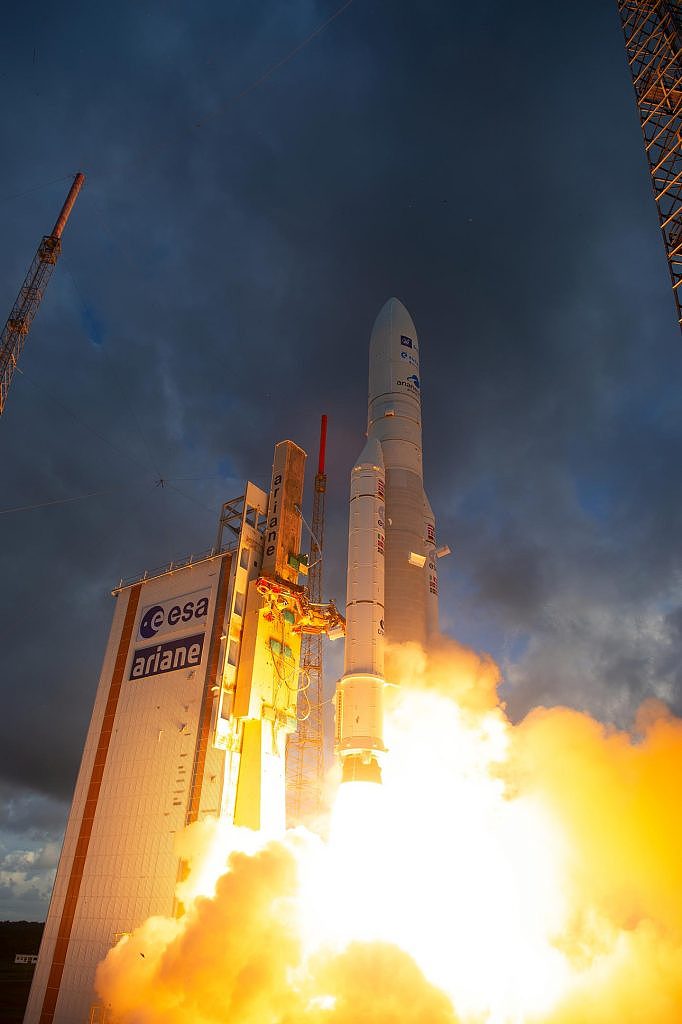 Eutelsat-Quantum-Launch-on-Ariane-5-Rocket-682x1024.jpg