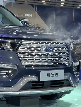 福特探险者广州车展展台自燃 发动机舱冒烟 - 1