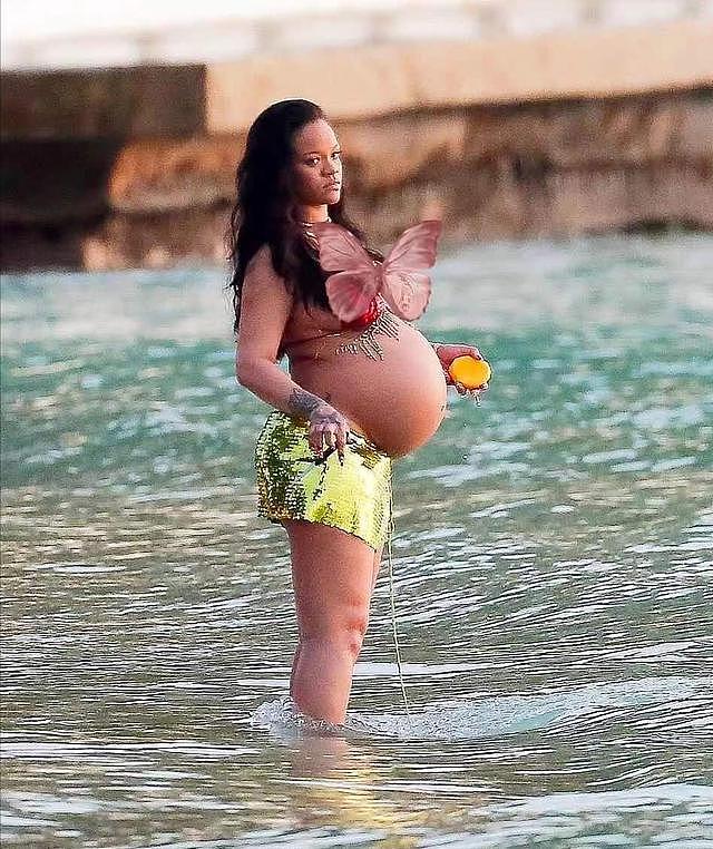 蕾哈娜临产前放飞自我！挺大肚子在海中吃水果，穿液体比基尼太美 - 4