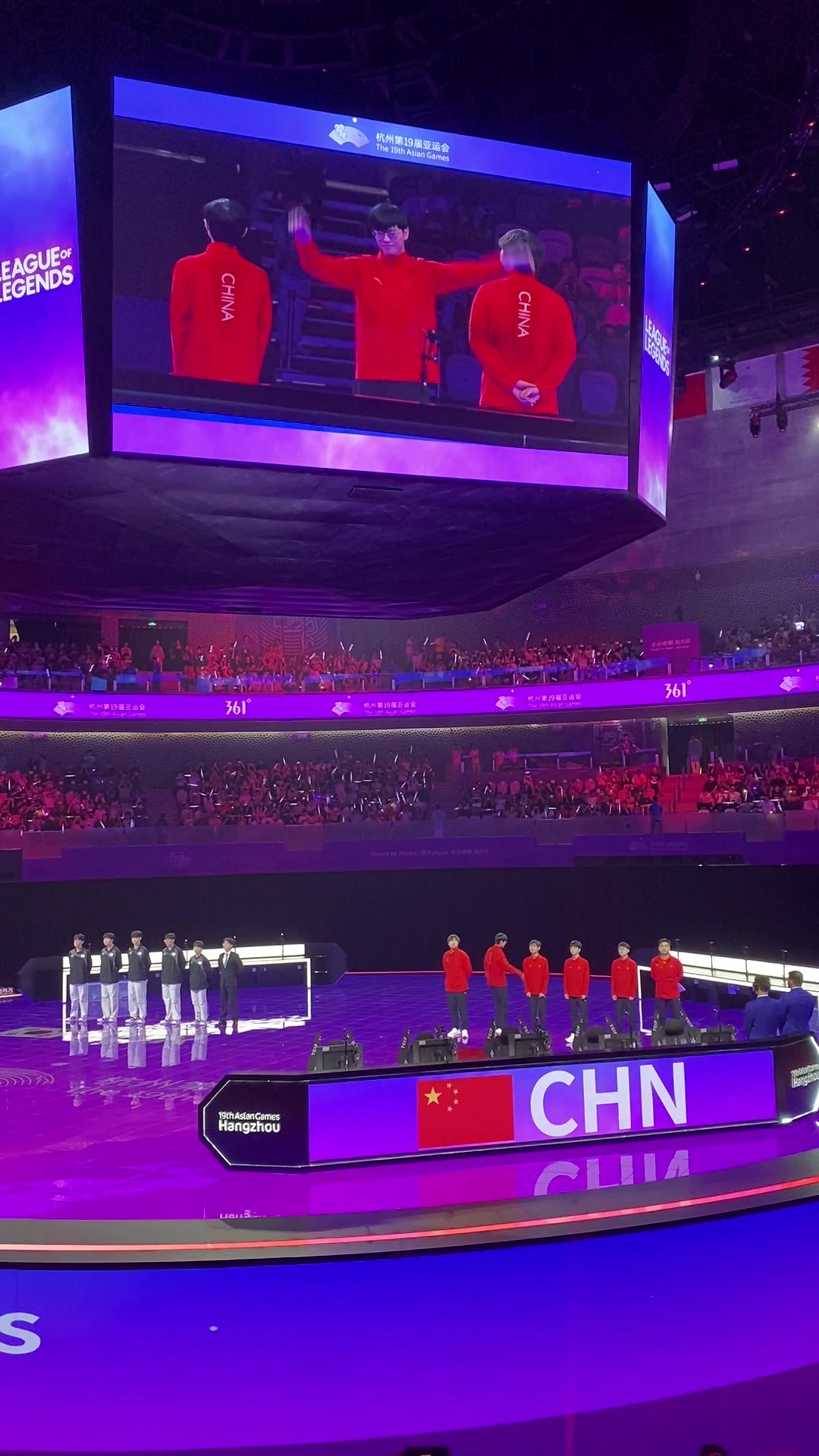 亚运会英雄联盟半决赛：中国队运动员登场受到全场观众欢呼鼓掌！ - 1