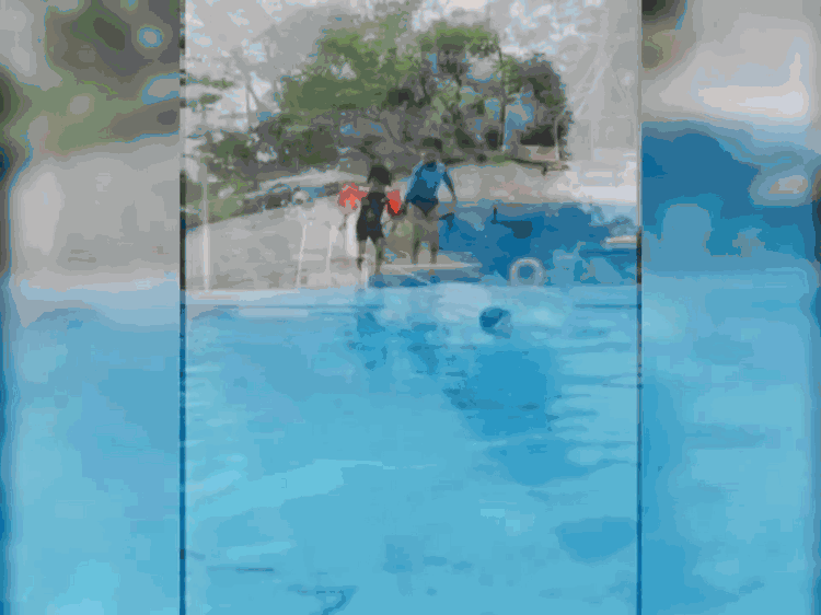 郭晶晶晒子女在豪宅泳池玩水画面，仨娃模仿妈妈跳水身手非常灵活 - 16