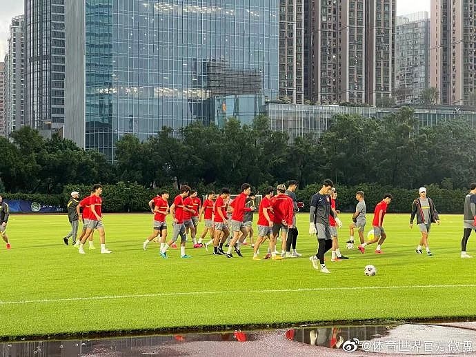 粤媒：广州队冒雨进行训练，两名伤员费南多、梅方缺席 - 1