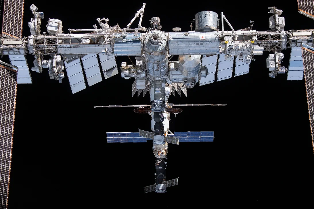 NASA公布新一批ISS近照：摄于Crew-2返回地球任务期间 - 4