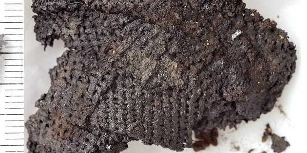 这块布是石器时代的。60年来，学者们一直在争论它是由羊毛还是亚麻制成的。那么它到底是由什么制成的呢？答案会让你大吃一惊。