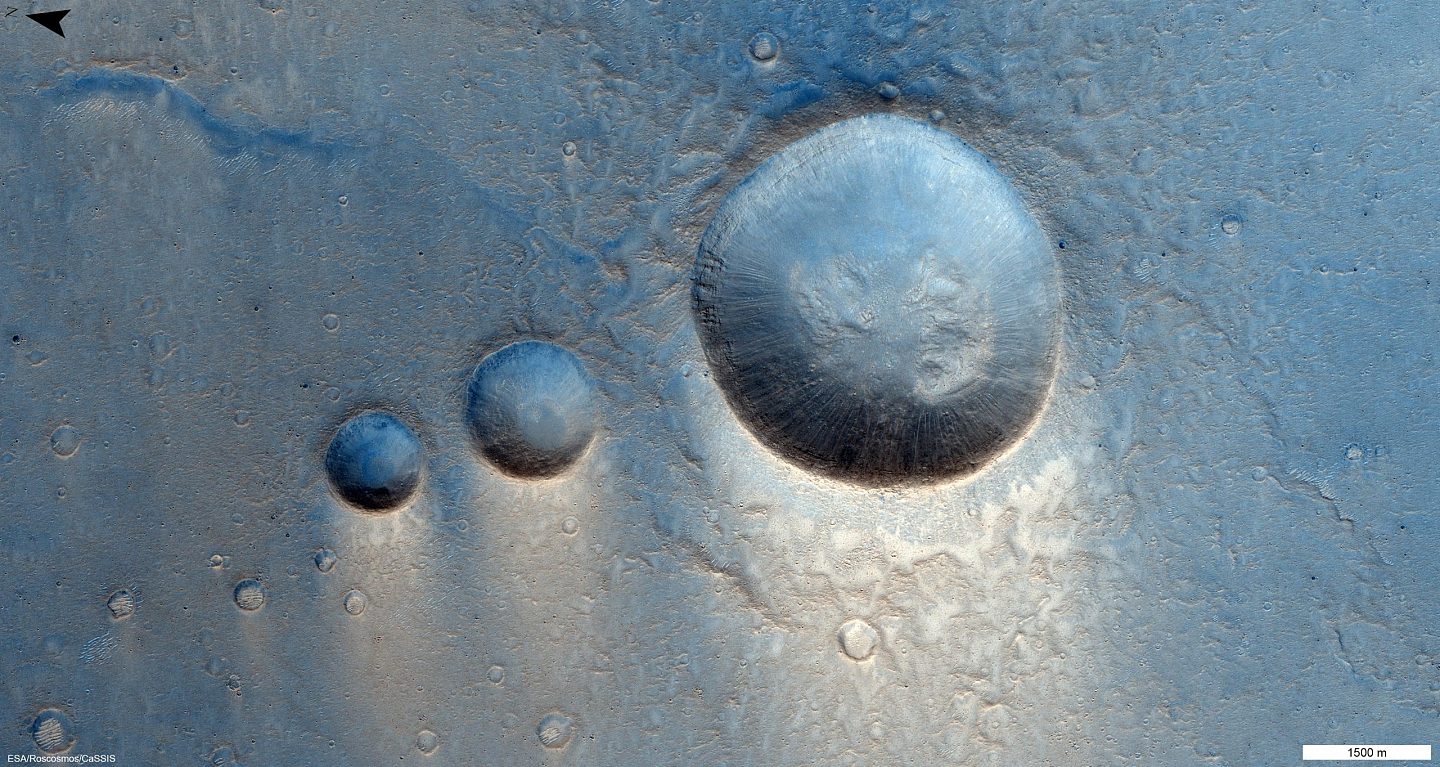 撞击坑三重奏：ExoMars轨道飞行器在火星Lunae Planum地区拍到惊人图像 - 1