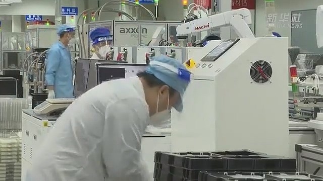 上海万人工厂有序复工复产 生产特斯拉配件、苹果笔记本 - 3