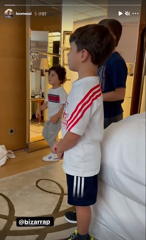 梅西晒儿子观看MV视频跳舞，视频中歌手歌唱原创新曲《Messi》 - 1