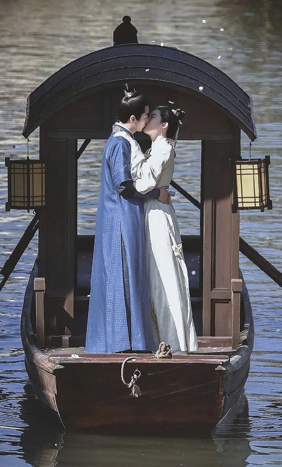 刘亦菲陈晓《梦华录》路透曝光，两人船头相拥接吻，画风浪漫唯美 - 2