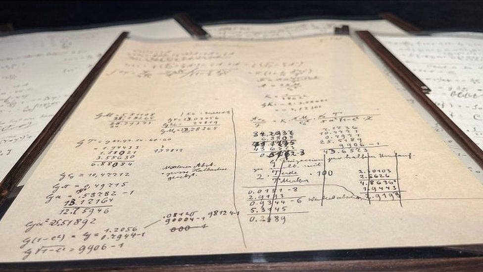 爱因斯坦罕见手稿以 1170 万欧元成交：展示了制定相对论的关键阶段 - 1