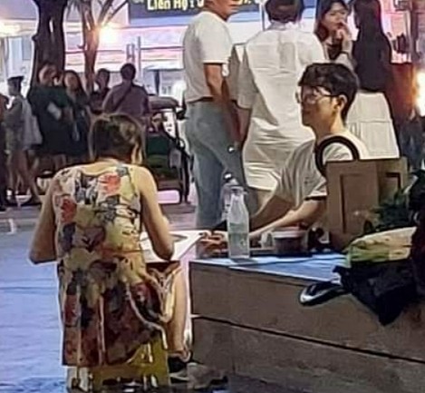 没有为败诉伤心！越南粉丝在胡志明市偶遇Scout：当时正在画肖像照 - 1