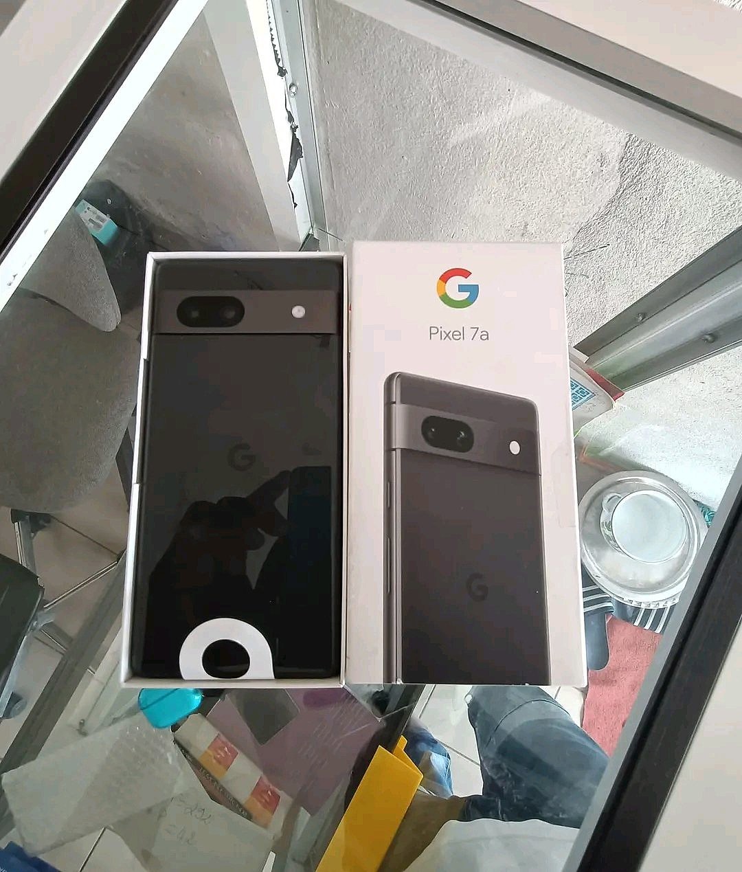 北极蓝和碳灰色谷歌 Pixel 7a 手机照片曝光 - 5