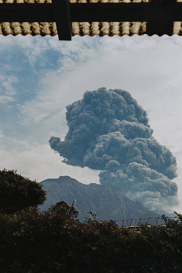 日本樱岛火山喷发：黑色烟柱高达3400米 - 1