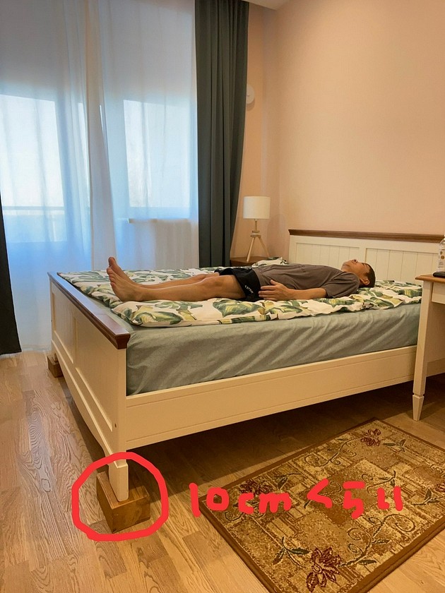 前泽友作之前在社交媒体发布其训练的照片，比如这张在床腿下面放一个10厘米高的木块，使床脚高头低，让他睡觉时血液流向头部。