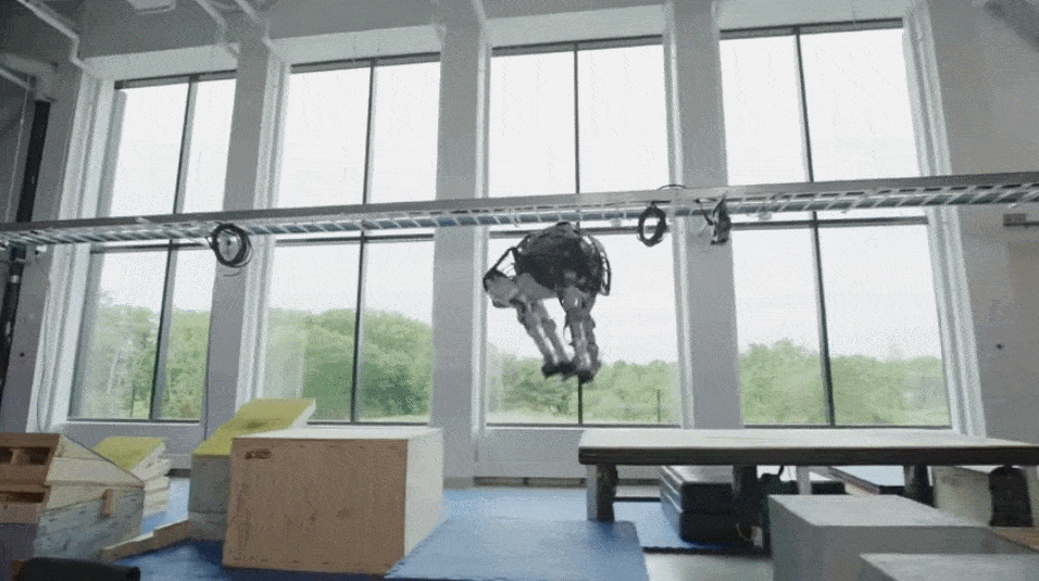 波士顿动力机器人跑酷90秒：撑杆跨栏后空翻，还放出摔跤彩蛋 - 7