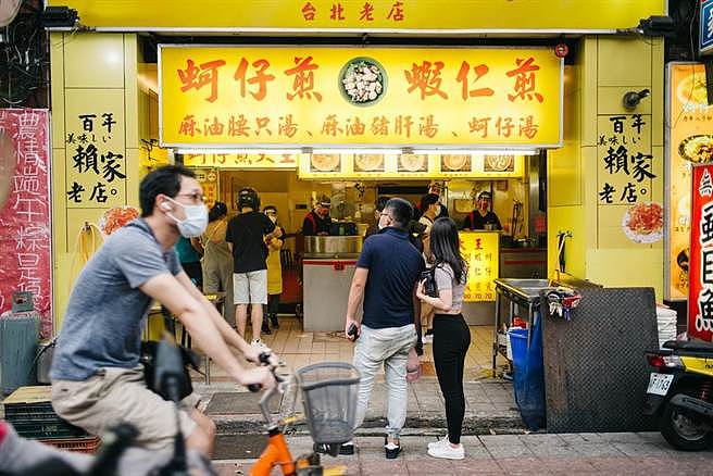 台北市長柯文哲28日搶先宣布北市夜市「微解封」，有條件開放民眾外帶。（郭吉銓攝）