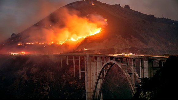 大规模山火席卷美国加州沿岸 - 3
