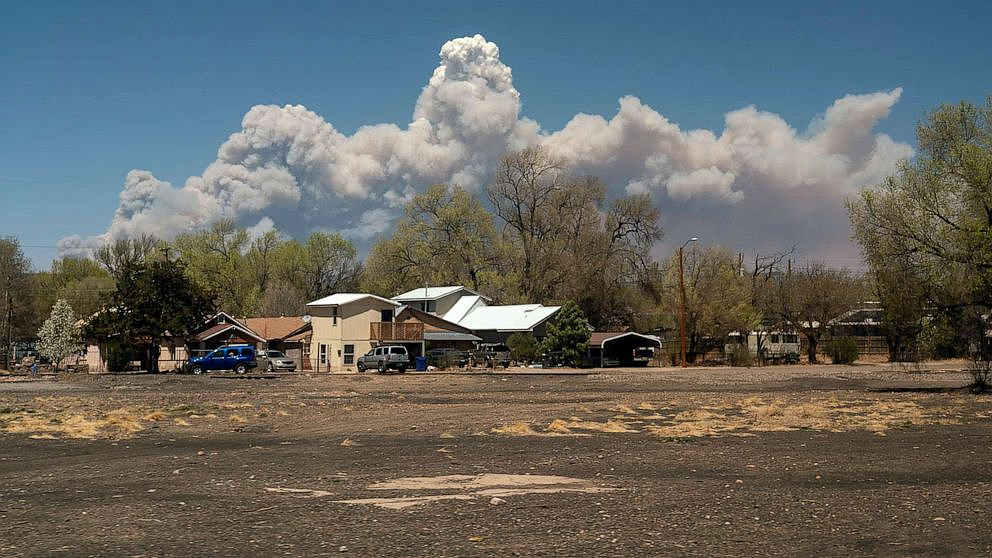 美国新墨西哥州因多场山火宣布5个县进入紧急状态 - 1