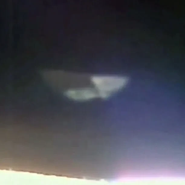 国际空间站外惊现三角形不明飞行物平行前进：引发网友热议 - 1