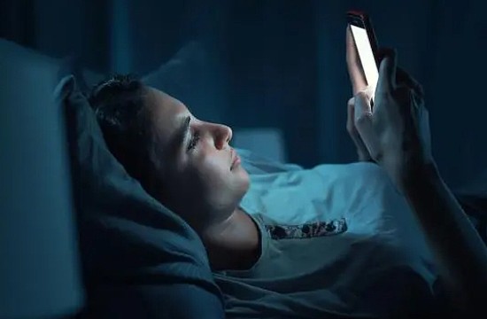 美国睡眠机构：睡前玩8分钟手机能让身体兴奋1小时！还会“变丑” - 2