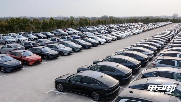 蔚来ET7进行首批新车交付 产能仍在爬坡/订单已超15000台 - 2