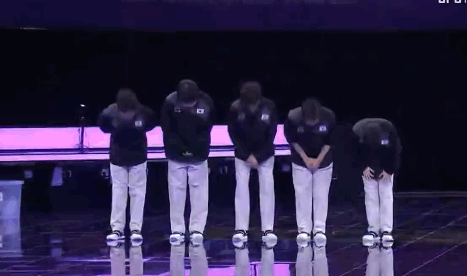 韩国队晋级亚运LOL决赛 赛后尺帝向四面观众鞠躬 - 1