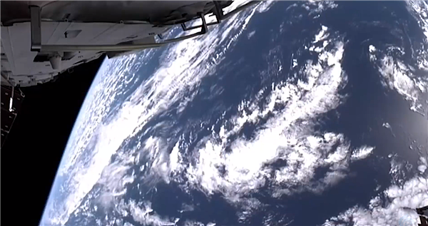 核心舱外全景相机多点位实拍：蔚蓝地球缓缓转动 画面绝美 - 1