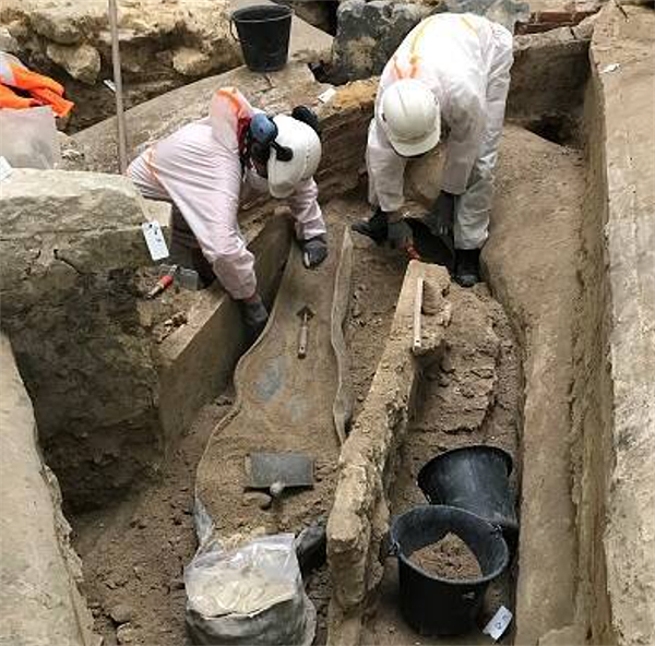 巴黎圣母院大火后，考古学家在地下发现“人形石棺” - 1