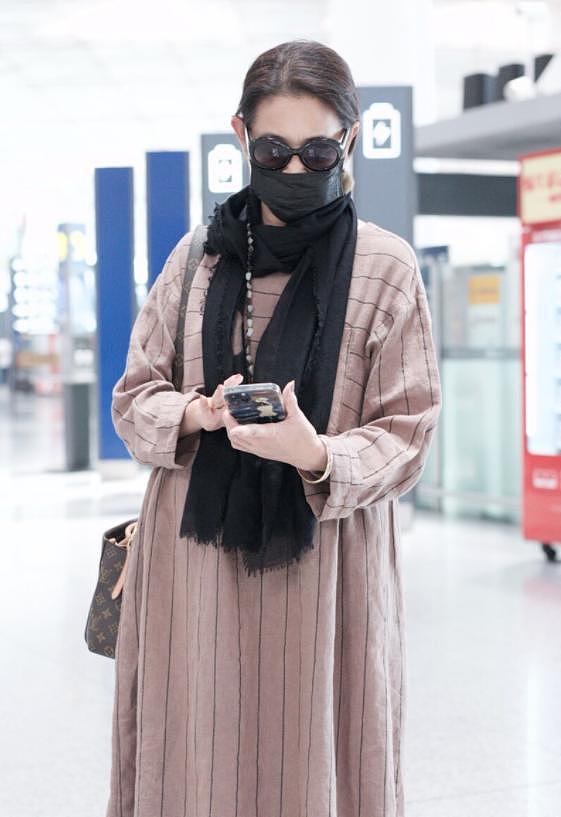倪萍又要引领大妈时尚，穿直筒连衣裙配围巾走机场，高级又显贵 - 5