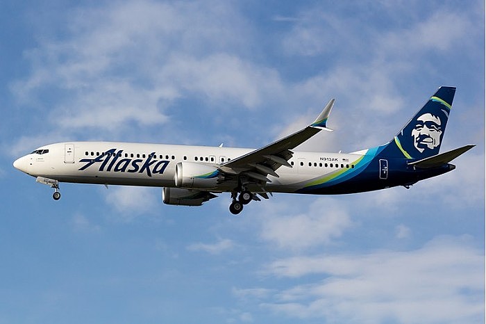 Alaska_Airlines_737_MAX_9_(N913AK).jpg