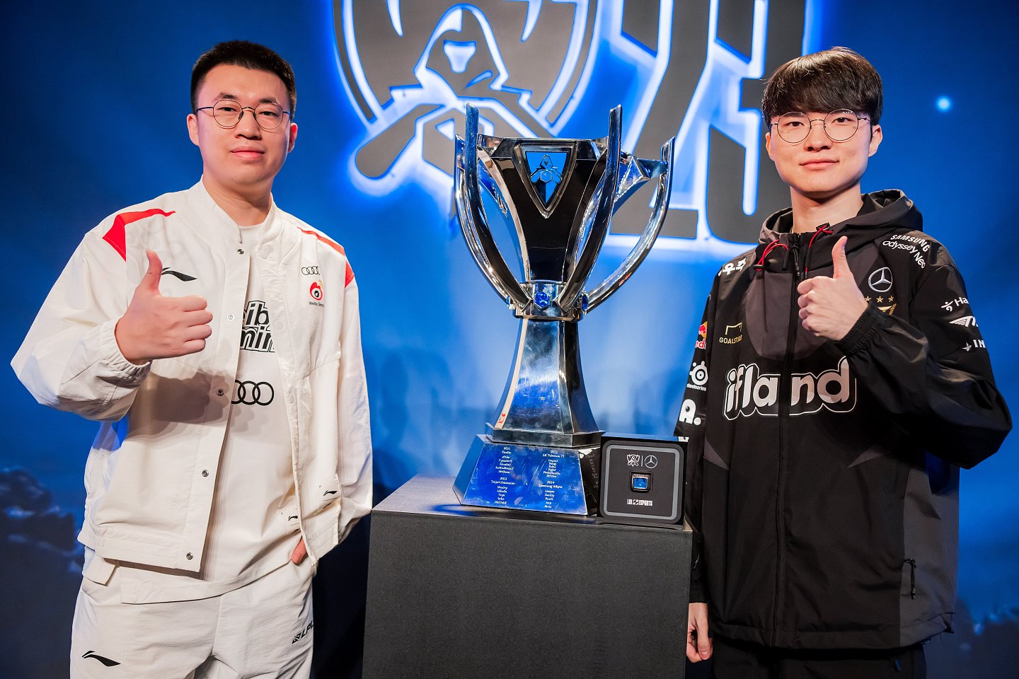 LoLesports公布照片：Xiaohu和Faker在S赛奖杯前大拇指点赞? - 1