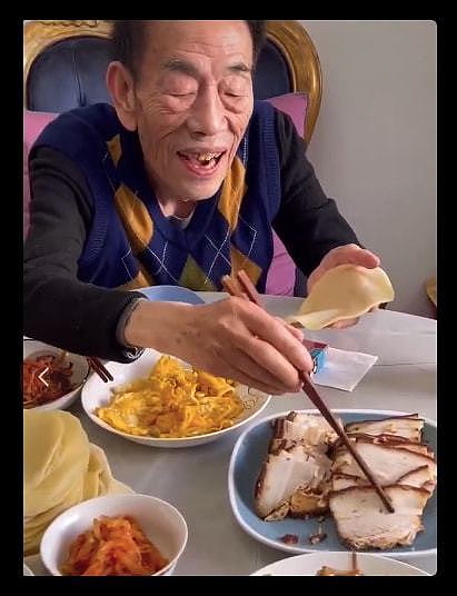 90岁杨少华宅家过年，一块肉要夹3次动作颤颤巍巍，桌上香烟瞩目 - 3